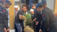 Ditengah Tugas Pam Pemilu 2024, Personel Brimob Bone Sempatkan Melayat ke Rumah Warga