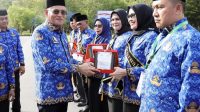 SEKDA SULTRA SERAHKAN PENGHARGAAN SATYALANCANA KARYA SATYA, SK PENSIUN, DAN APRESIASI KAFILAH MTQ PADA PERINGATAN HARI KORPRI 2024