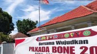 Bendera Merah Putih Sobek Berkibar di Halaman Kantor Dinas Koperasi dan UMKM Bone