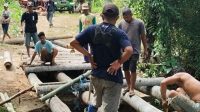 Pemerintah Desa Terkesan tidak Peduli, Masyarakat Inisiatif Bangun Jembatan Swadaya