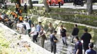 Bupati Bone Andi Asman Sulaiman Turun Lansung ke Sungai, Warga : Inilah Pemimpin Sejati