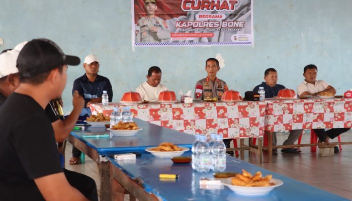 Jumat Curhat di Tempat Pelelangan Ikan Lonrae, Kapolres Bone Mendengarkan Keluhan Masyarakat