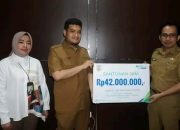 Bupati Buton Komitmen Beri Jaminan Sosial Pekerja Rentan Miskin