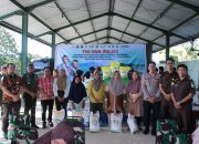 Dandim 1431/Bombana Bersama Perum Bulog Salurkan Bantuan Pangan Beras serta SPHP