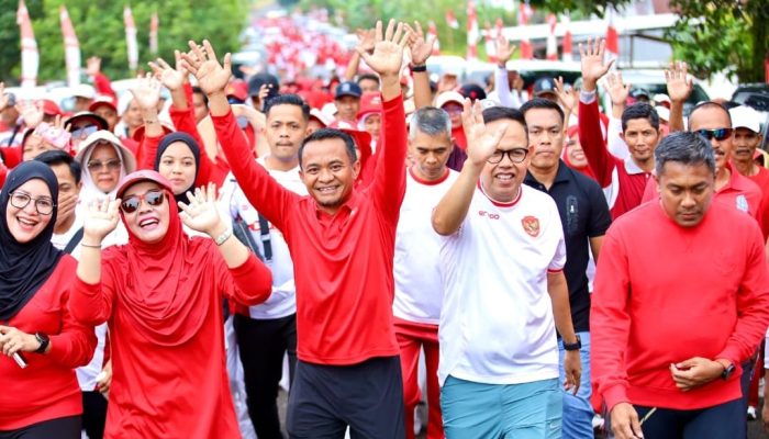 Bupati Bone BerAmal di Libureng: Jalan 4,3 Km, Senam Pagi, dan Bagi Paket Sembako untuk Warga. 