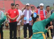 Bupati, Wabup, dan Ketua DPRD Konut Disambut Tarian Mondotambe pada Pembukaan Porseni HUT ke-80 RI di Lapangan Desa Basule