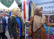 Kunjungi Stand Koltim, Ketua Dekranasda Sultra Puji Inovasi Pengrajin Daerah