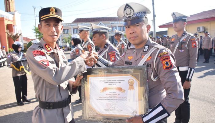 Penuh Kejutan, Kapolres Bone Sematkan Penghargaan Spesial di HUT Lantas Bhayangkara ke-70