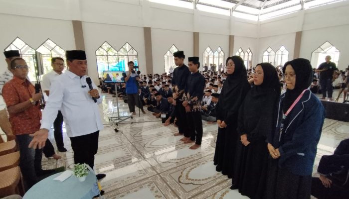 Kunjungan Singkat Nurdin Halid di Bone Berujung Hadiah Umrah untuk Santri dan Ustaz