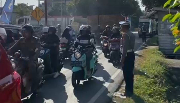 Antrean Panjang SPBU Karella Bikin Jalan Macet, Polisi Bone Turun Tangan