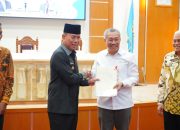 Gubernur Serahkan Sertifikat Lokasi Pembangunan Sekolah Unggul Garuda ke Kemendikti Saintek