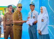 Gubernur Sultra Serahkan Bantuan Pendidikan pada Ribuan Siswa dan Puluhan Sekolah