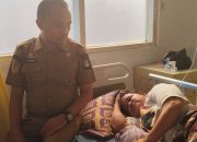 Tersentuh! Pejabat DLH Bone Datangi Ibu Penyapu Jalan yang Terbaring Sakit