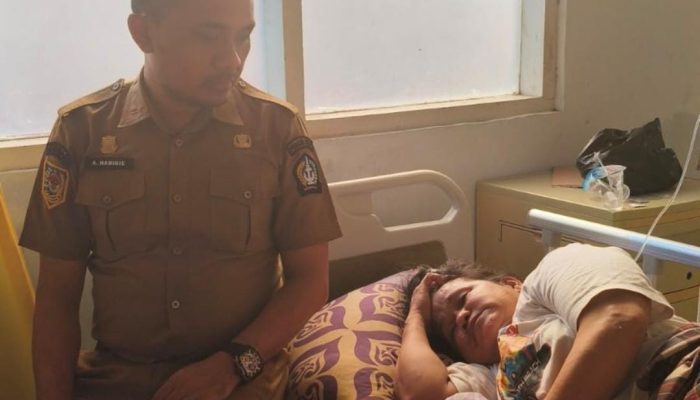 Tersentuh! Pejabat DLH Bone Datangi Ibu Penyapu Jalan yang Terbaring Sakit