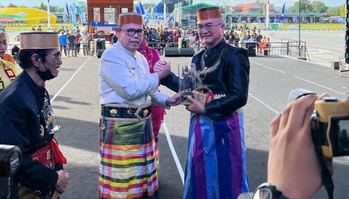 Dua Kepala Daerah, Satu Semangat: Kolaborasi Bone–Malinau Hebohkan Festival Irau