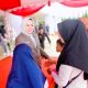Wali kota Kendari Siska Karina Imran (SKI) saat menyerahkan bantuan kepada pelajar dari kalangan keluarga tidak mampu. Selasa (28/10/2025) 