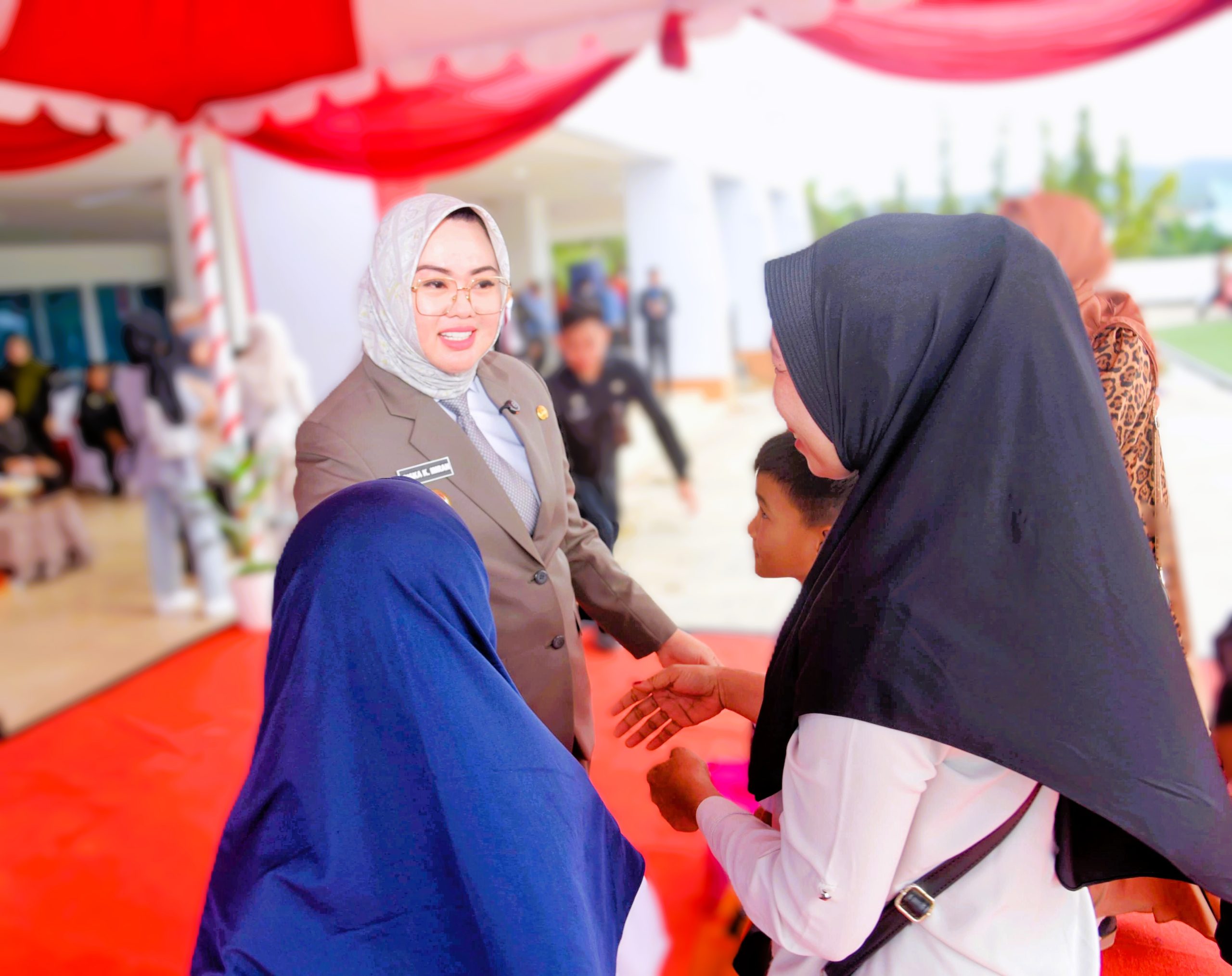 Wali kota Kendari Siska Karina Imran (SKI) saat menyerahkan bantuan kepada pelajar dari kalangan keluarga tidak mampu. Selasa (28/10/2025) 