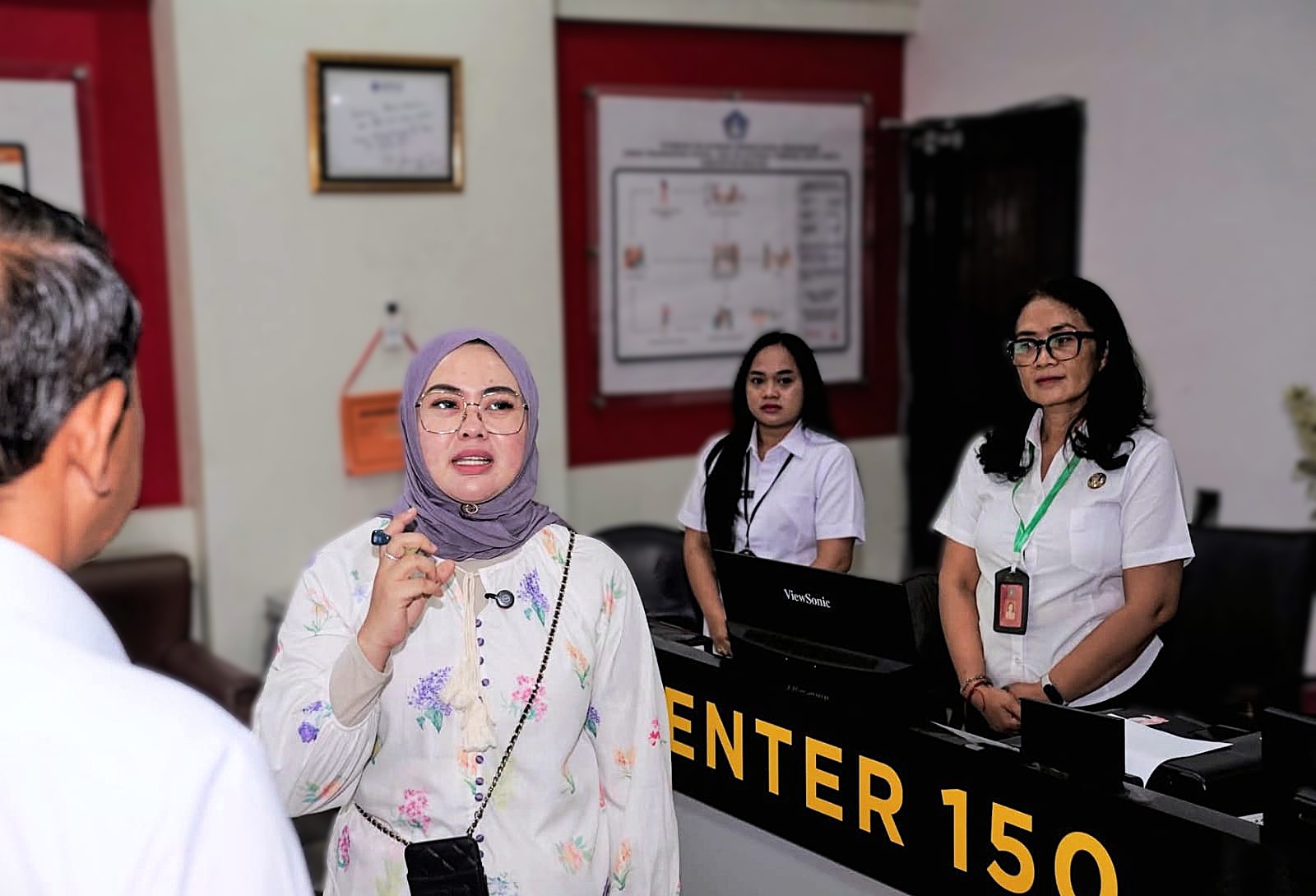 Wali kota Kendari Siska Karina Imran saat melihat sistem pelayanan publik Pemerintah Kabupaten Badung di MPP DPM-PTSP yang menjadi model dalam pilot project MPP nasional