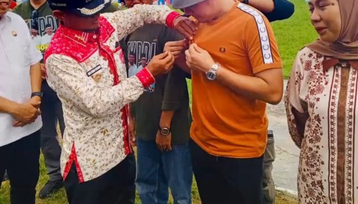 Kerja Nyata, Bupati Bone Apresiasi Camat Tanete Riattang Timur dengan Pin Emas