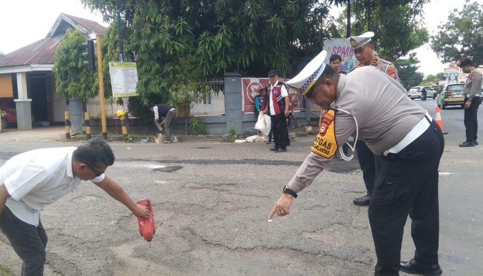 Satlantas Polres Bone Gandeng Dinas PU, Jalan Berlubang di MH Thamrin Ditangani Jelang Nataru