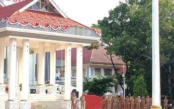 Bupati Konawe Pimpin Apel Gabungan ASN di Halaman Kantor Bupati.