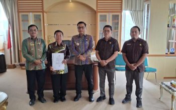 Sekda Koltim Rismanto Runda Serahkan SK Plt Lurah Inebenggi kepada Yusran Majid di Kecamatan Mowewe