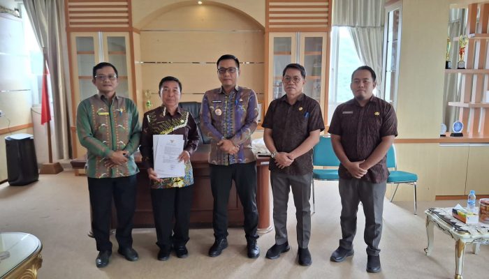 Sekda Koltim Rismanto Runda Serahkan SK Plt Lurah Inebenggi kepada Yusran Majid di Kecamatan Mowewe