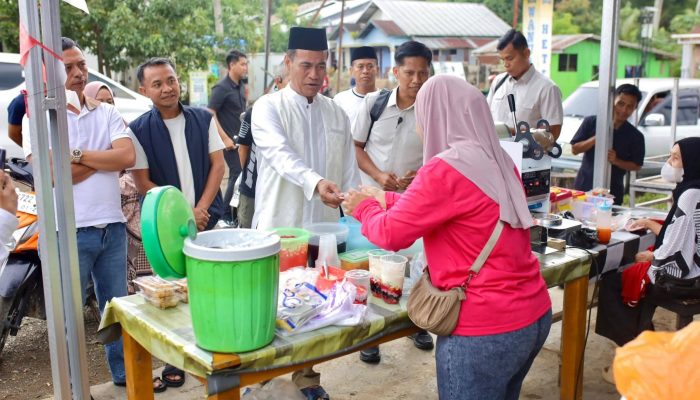 Mentan Andi Amran Sulaiman Borong Takjil Rp1,5 Juta di Bone, Warga Langsung Kebagian Gratis. 