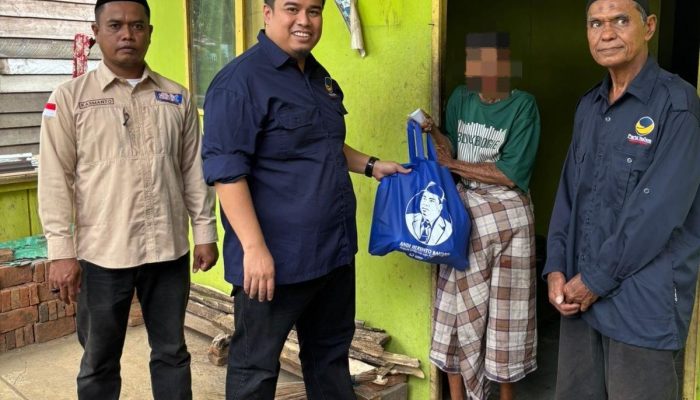 Datangi Rumah Warga, Anggota DPRD Ini Tebar 450 Paket Sembako