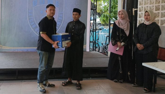 Satreskrim Polres Bone Bagi Takjil di Jalan, Perkuat Kedekatan dengan Warga Saat Ramadan