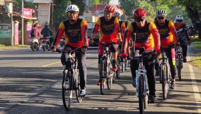 Brimob Sulsel Gowes Tiga Kabupaten, Cek Langsung Kamtibmas di Tengah Terik