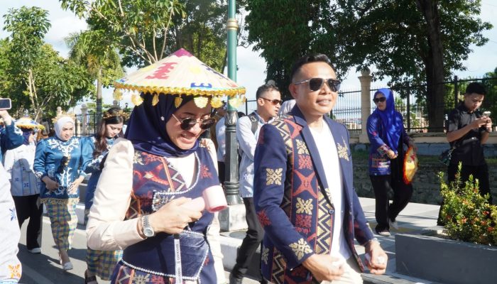 Semarak HUT Sultra, Bupati Konawe Ramaikan Pawai Budaya Harmoni.