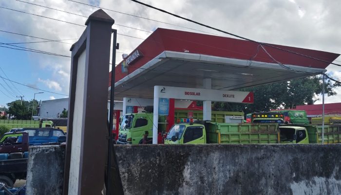 Truk 10 Roda Pengangkut Aspal Antre Isi Solar Subsidi di SPBU Palakka, Pertanyaan Besar Mengarah ke Barcode Subsidi Tepat