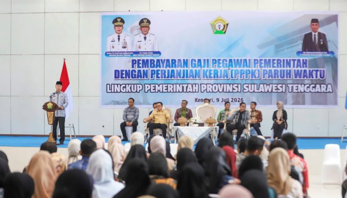 Gubernur Sultra Serahkan Rapel Gaji Enam Bulan Bagi PPPK Paruh Waktu