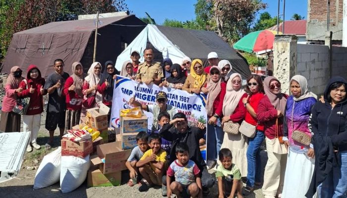 Peduli Korban Kebakaran Panyula, Alumni SMPN 1 Watampone Angkatan 1987 Salurkan Sembako